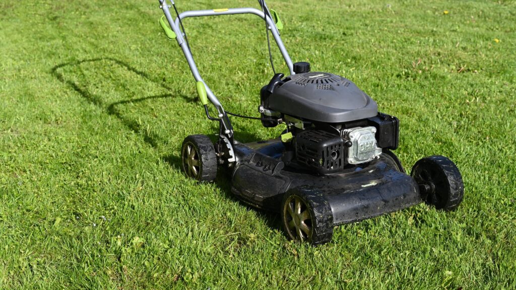 Equipment for mowing the lawn